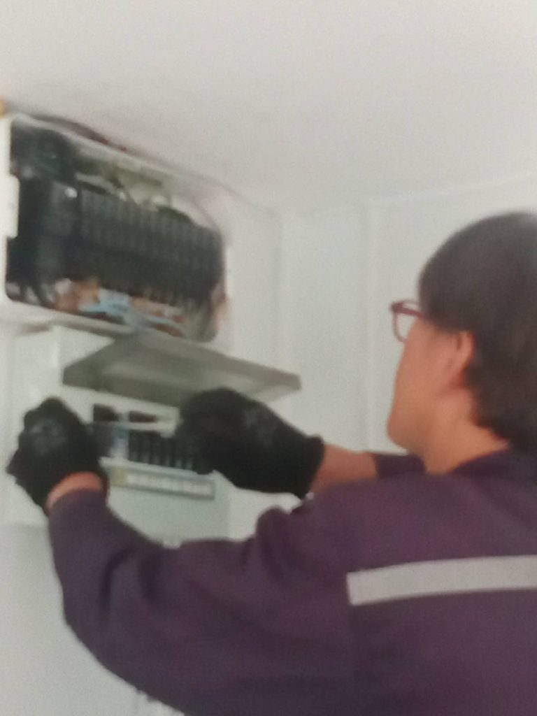 ช่างเข้าตรวจเช็กตู้คอนซูมเมอร์