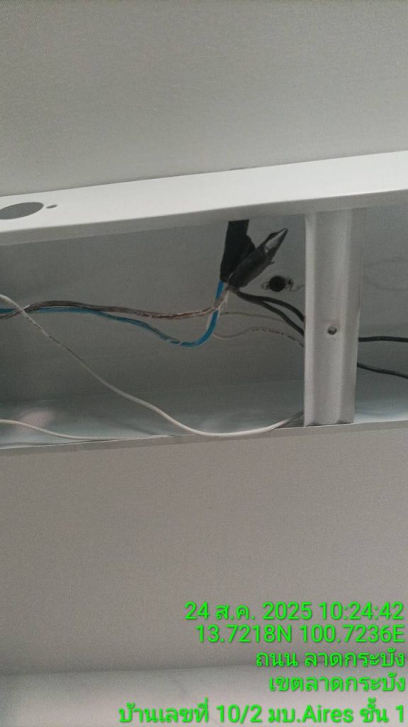 สายไฟในรางหลอดไฟ