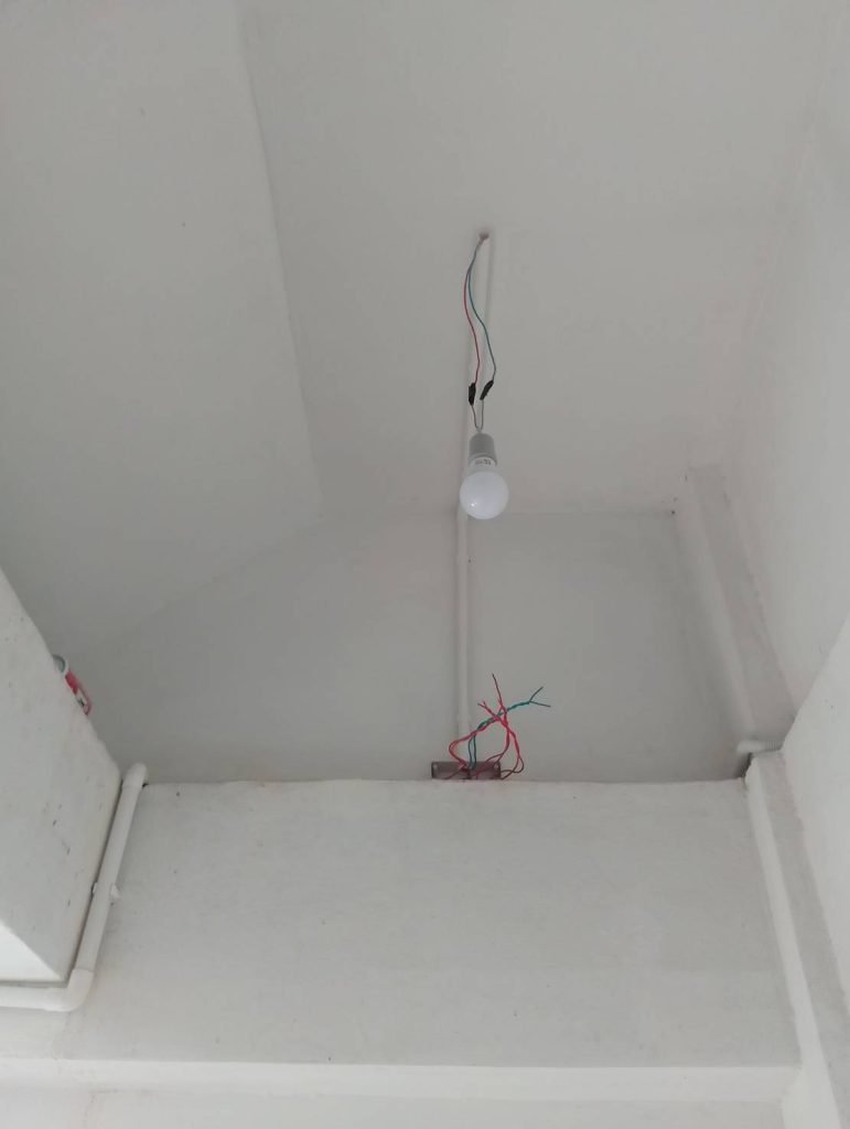 แนวท่อสายไฟและหลอดไฟที่ติดไว้ชั่วคราว