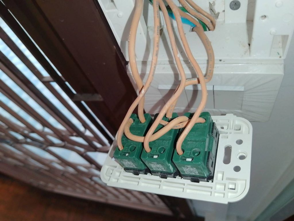 รื้อปลั๊กเช็กสายไฟ