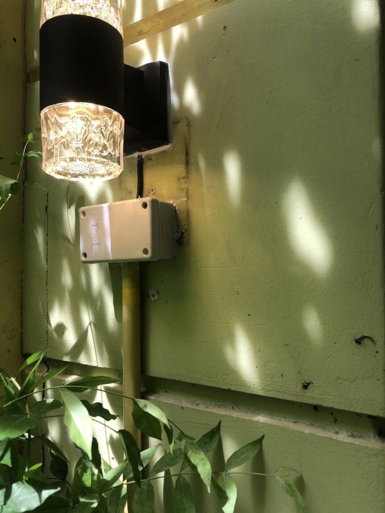 งานติดตั้งโคมไฟติดผนัง