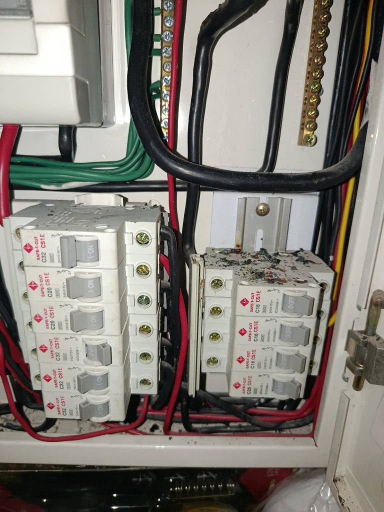 เบรกเกอร์ในตู้โหลดเซ็นเตอร์