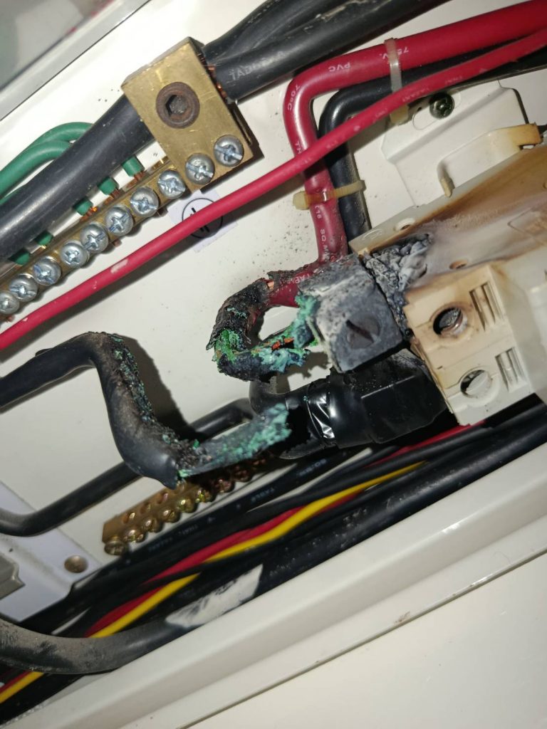 สายไฟช็อตไหม้ในตู้โหลด