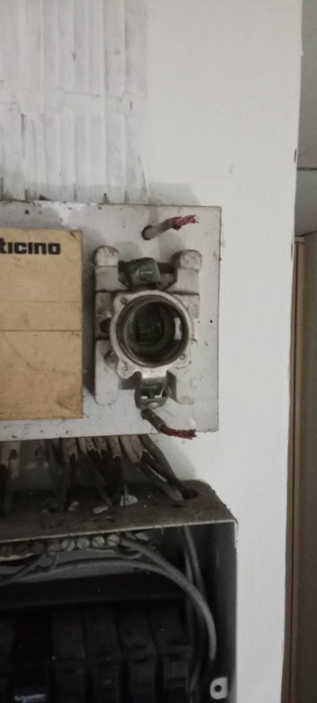 เปลี่ยนสายไฟที่ไหม้