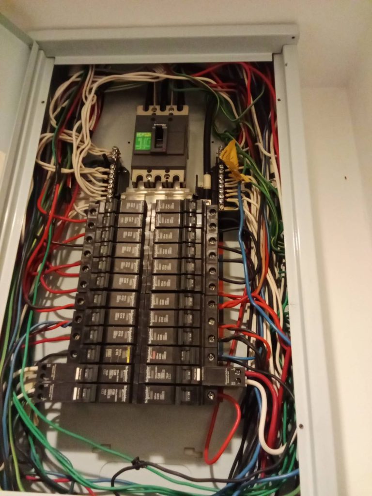 เซอร์กิตเบรกเกอร์ในตู้โหลดเซ็นเตอร์