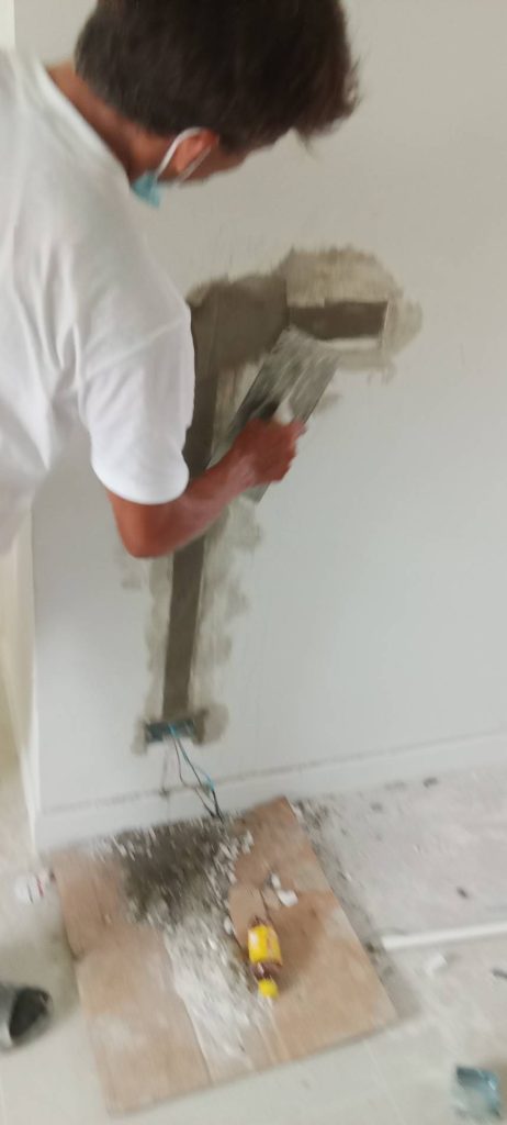 งานกรีดผนังฝังสายไฟ