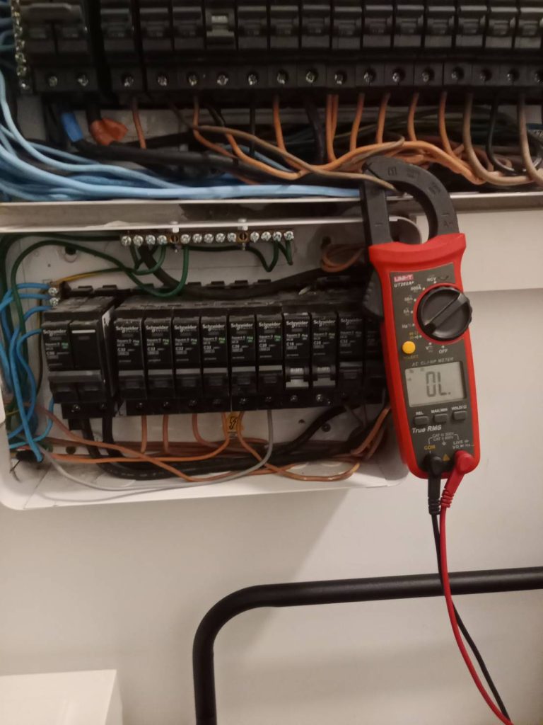 ช่างไฟฟ้าตรวจเช็กคอนซูมเมอร์ยูนิต