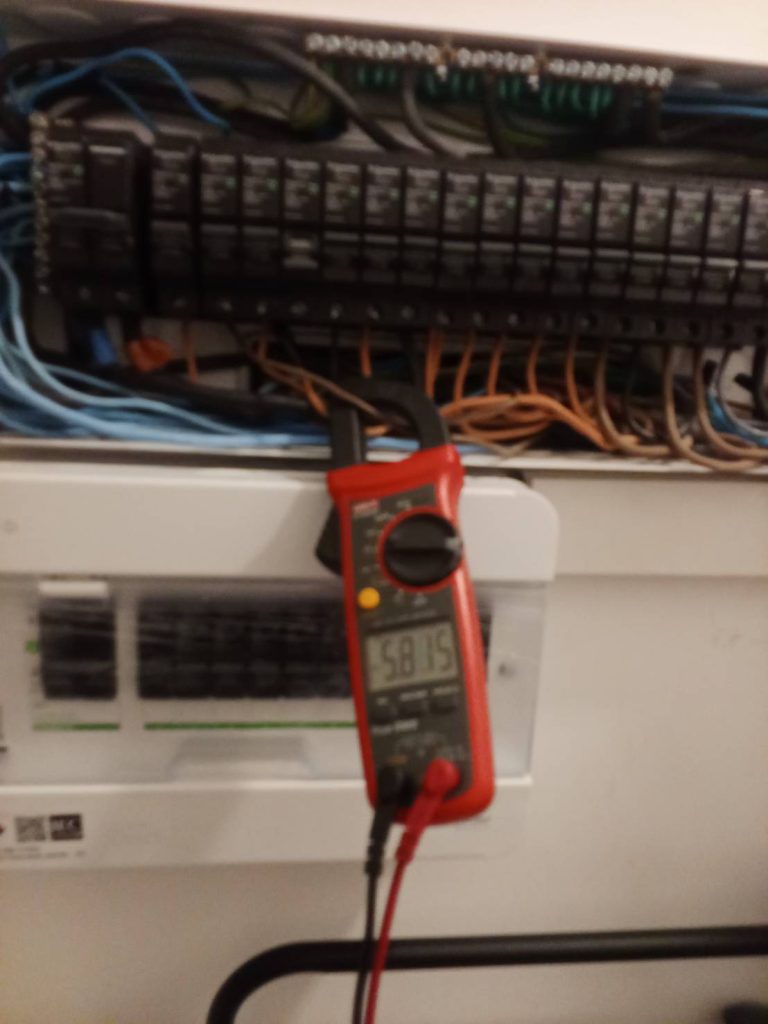 ช่างไฟฟ้าตรวจเช็กคอนซูมเมอร์ยูนิต