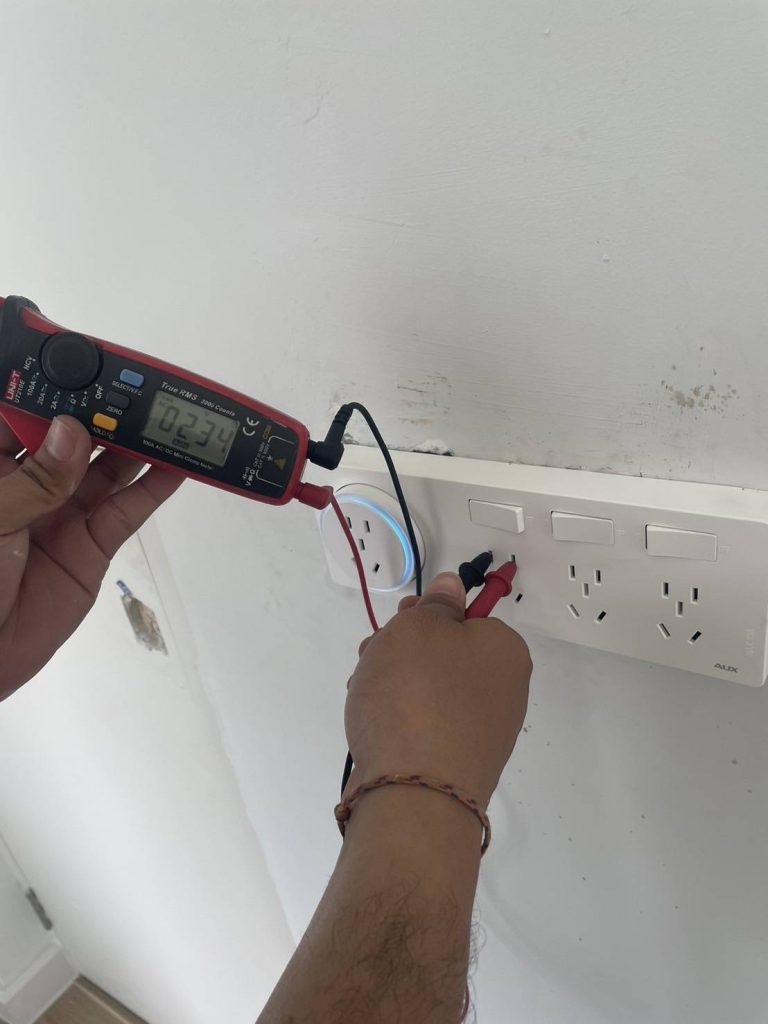 ตรวจเช็กปลั๊กไฟ