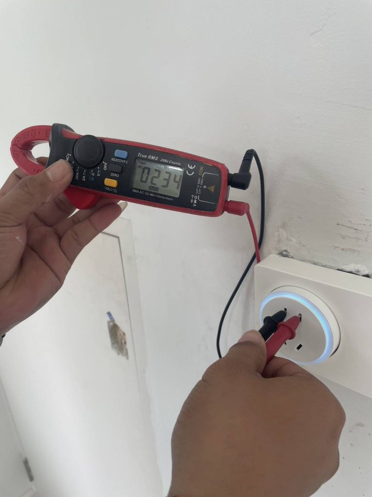 ตรวจเช็กปลั๊กไฟ