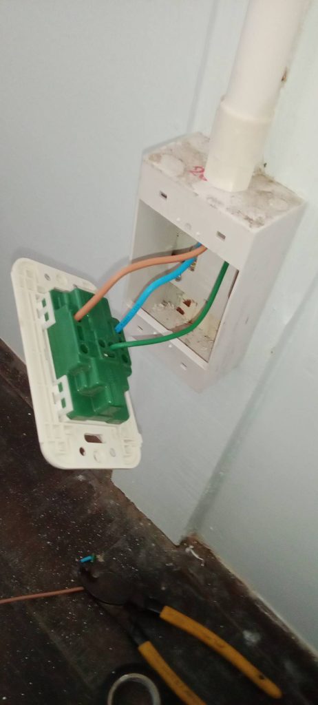 รื้อปลั๊กเช็กสายไฟ