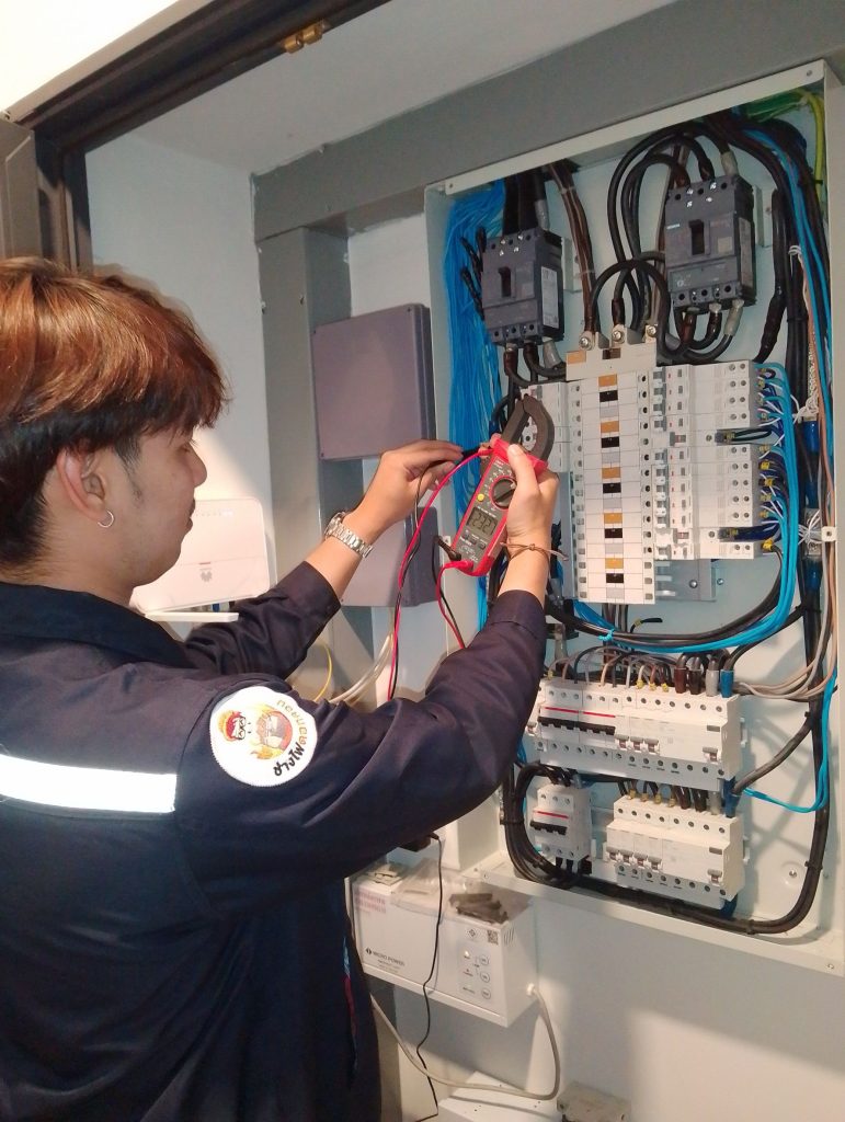 ช่างไฟฟ้าตรวจเช็กตู้โหลดเซ็นเตอร์