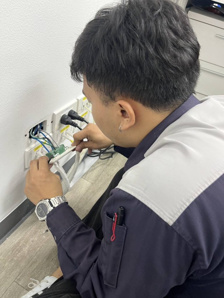 รื้อปลั๊กเช็กสายไฟ