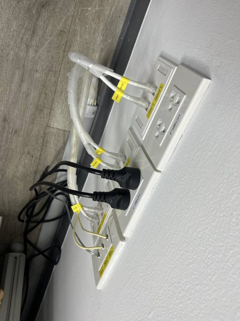 ปลั๊กไฟและจุดต่อสายแลน