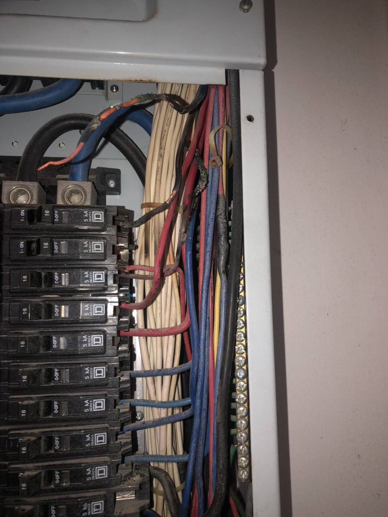 เบรกเกอร์และสายไฟมีรอยช็อตไหม้