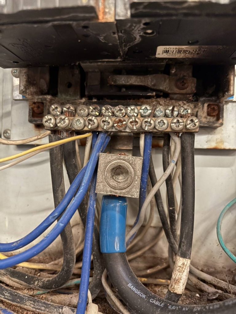 ขั้วต่อสายไฟ