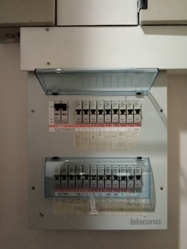 ตู้คอนซูมเมอร์