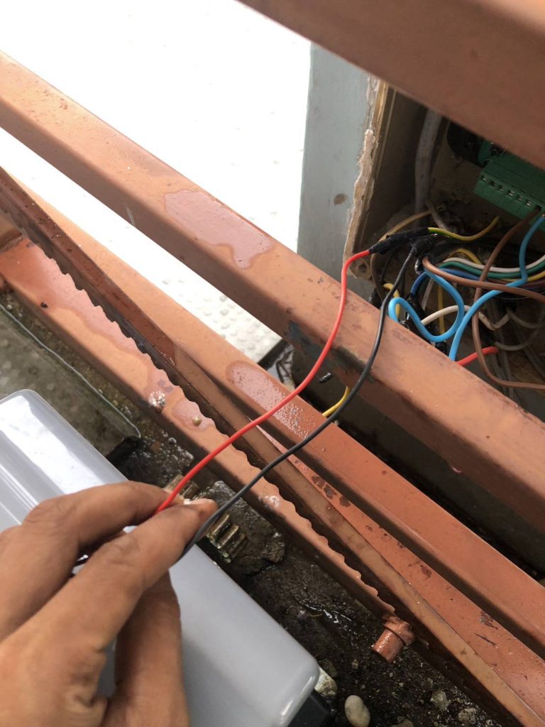 ซ่อมแผงวงจรมอเตอร์ประตูรีโมท
