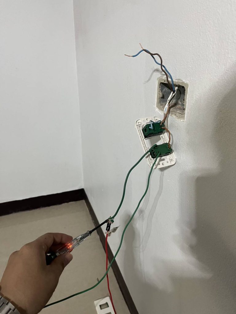 รื้อปลั๊กเช็กสายไฟ