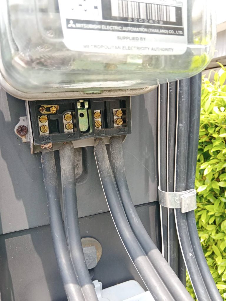 จุดต่อสายไฟที่มิเตอร์ไฟฟ้า