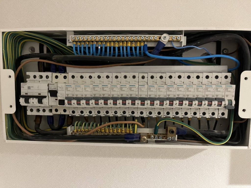 เบรกเกอร์ในตู้คอนซูมเมอร์