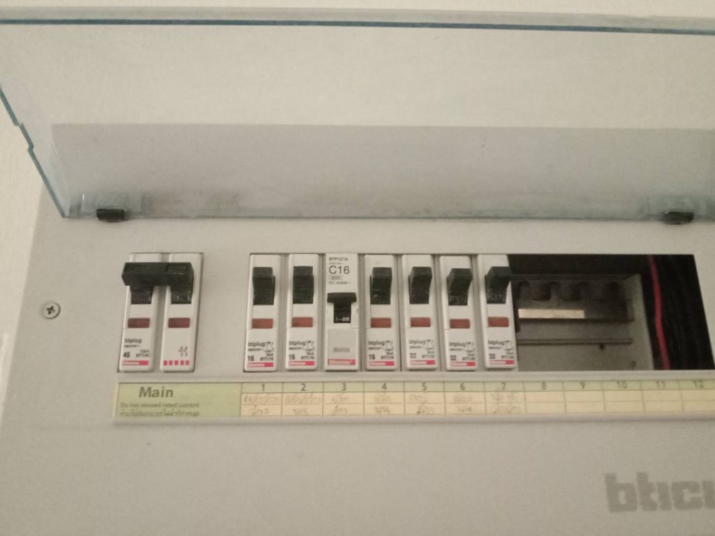 เบรกเกอร์