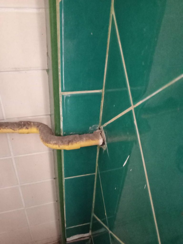 แนวท่อสายไฟเจาะผ่านกำแพง