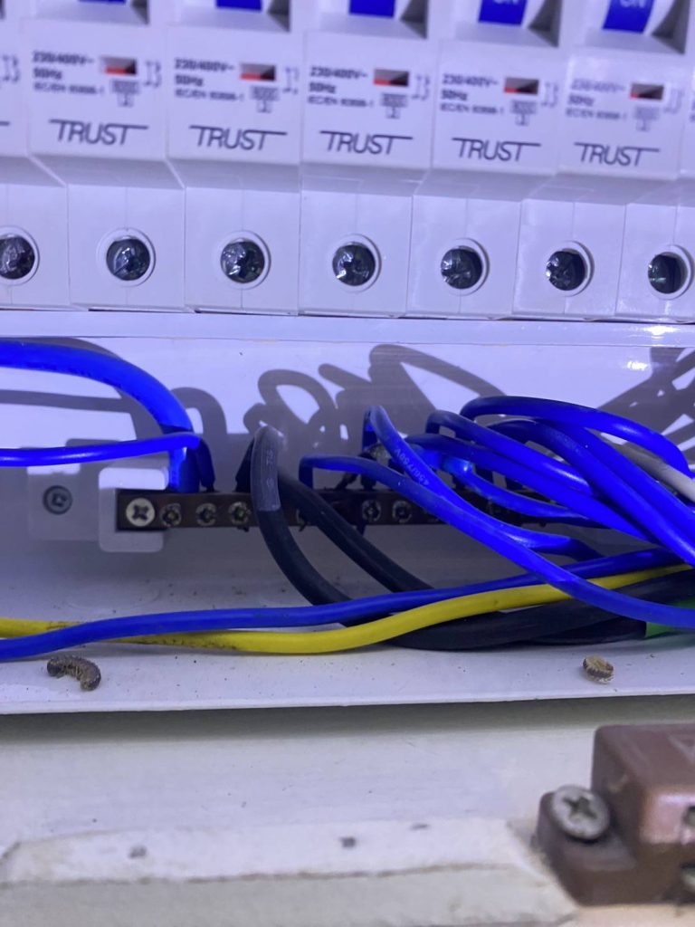 สายไฟในตู้คอนซูมเมอร์