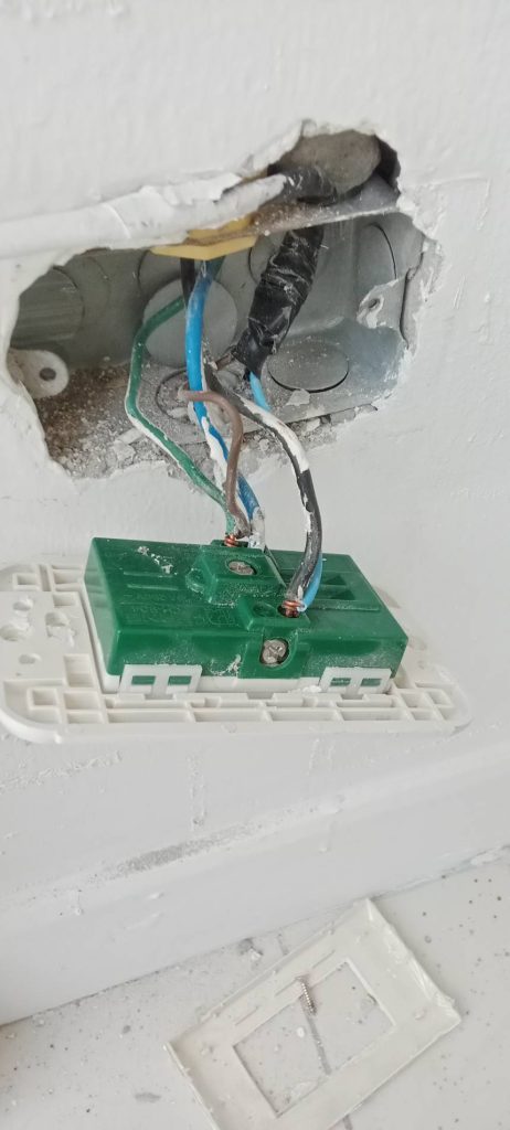 เช็กสายไฟในปลั๊กไฟ