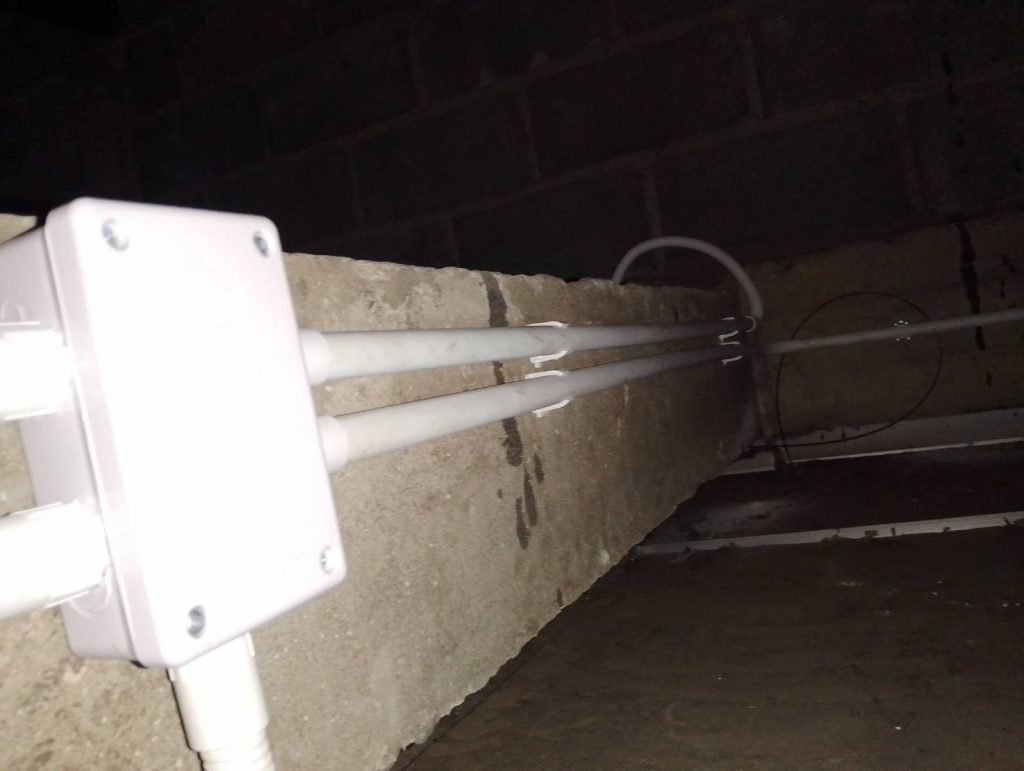 เดินท่อร้อยสายไฟติดตั้งปลั๊ก