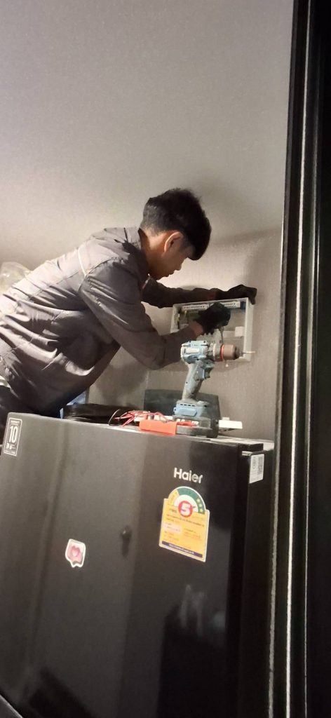 ซ่อมไฟหน้าตู้คอนซูมเมอร์