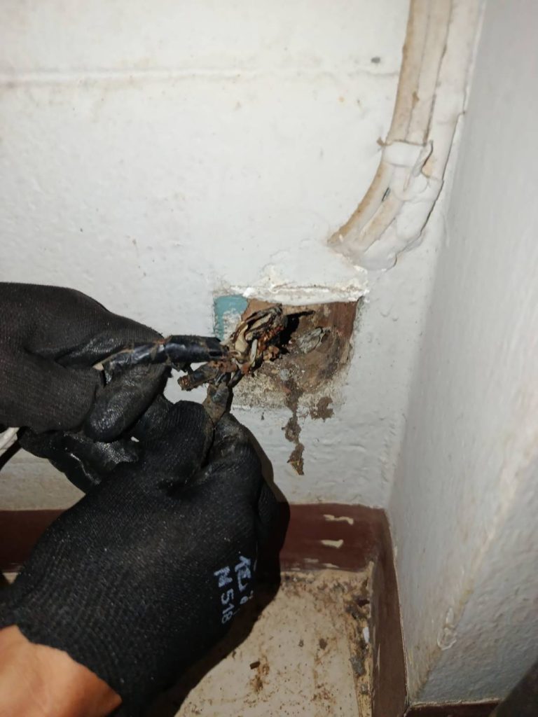 ปลั๊กไฟเก่าสายไฟชำรุด