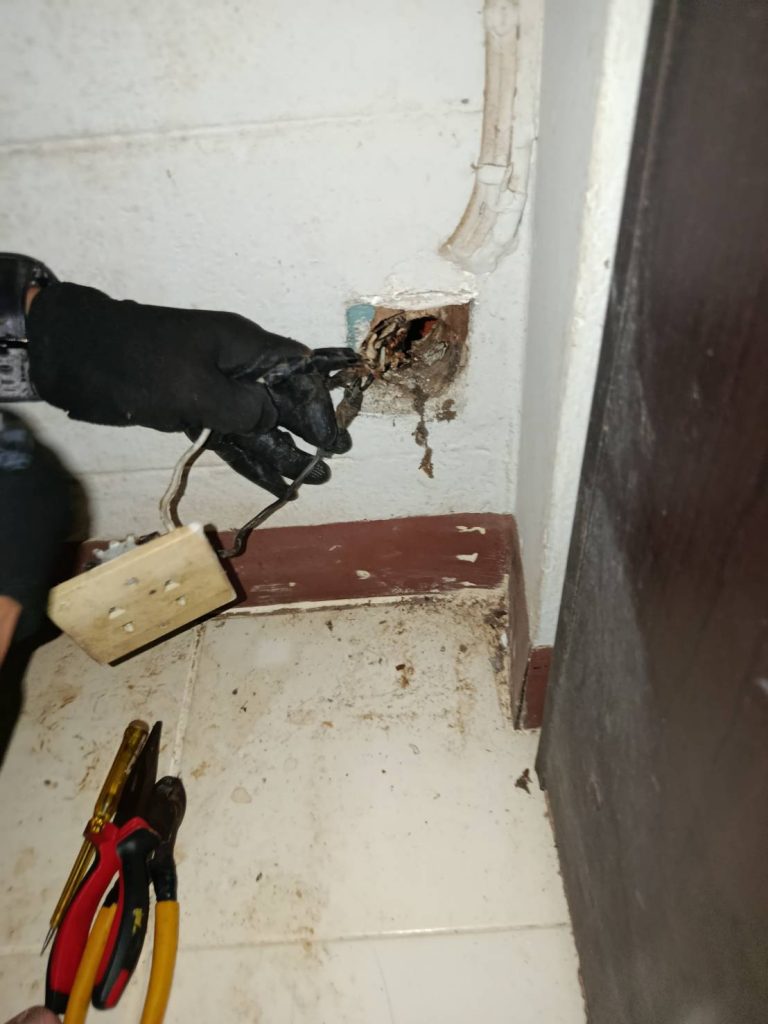 ปลั๊กไฟเก่าสายไฟชำรุด