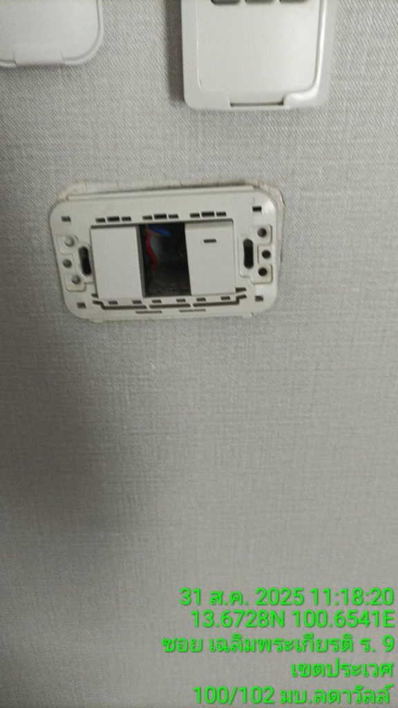 ช่างไฟฟ้ารื้อสวิตช์ไฟเช็กสายไฟ