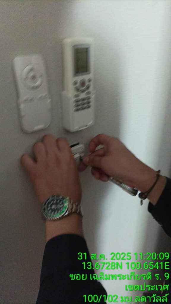 ช่างไฟฟ้ารื้อสวิตช์ไฟเช็กสายไฟ