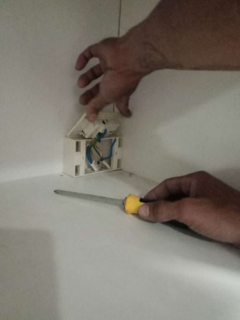 เดินสายปลั๊กไฟใหม่