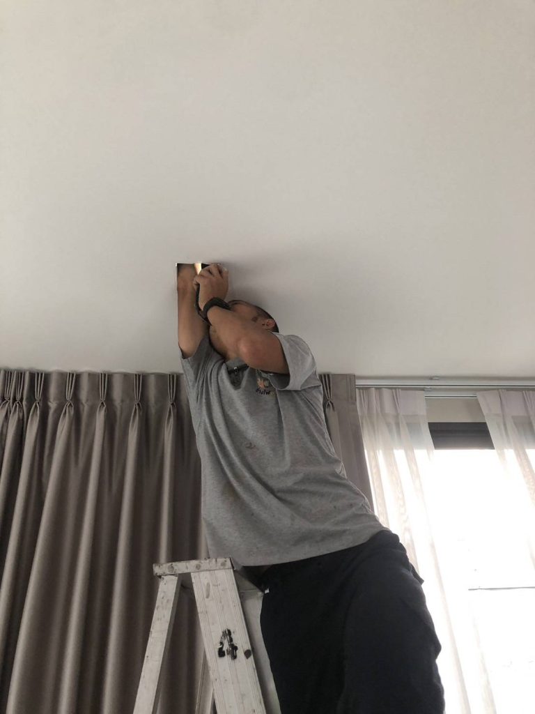 ขึ้นฝ้าหาสายไฟ