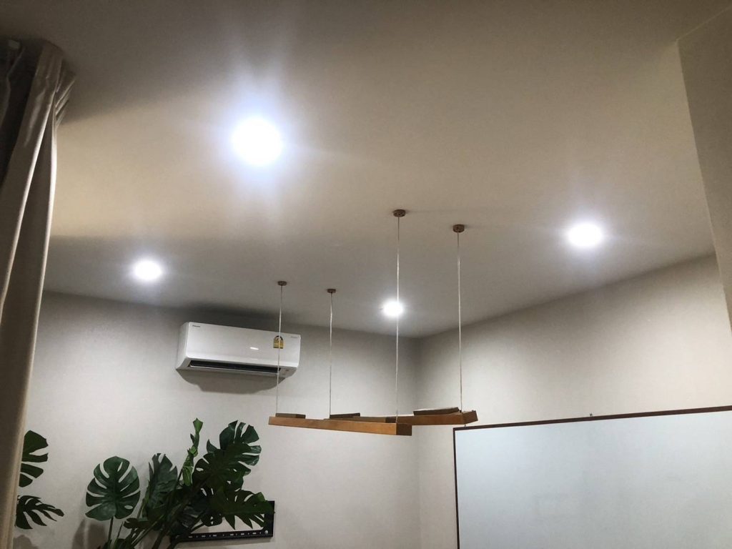 โคมไฟแขวนเพดานแบบยาวและดาวน์ไลท์