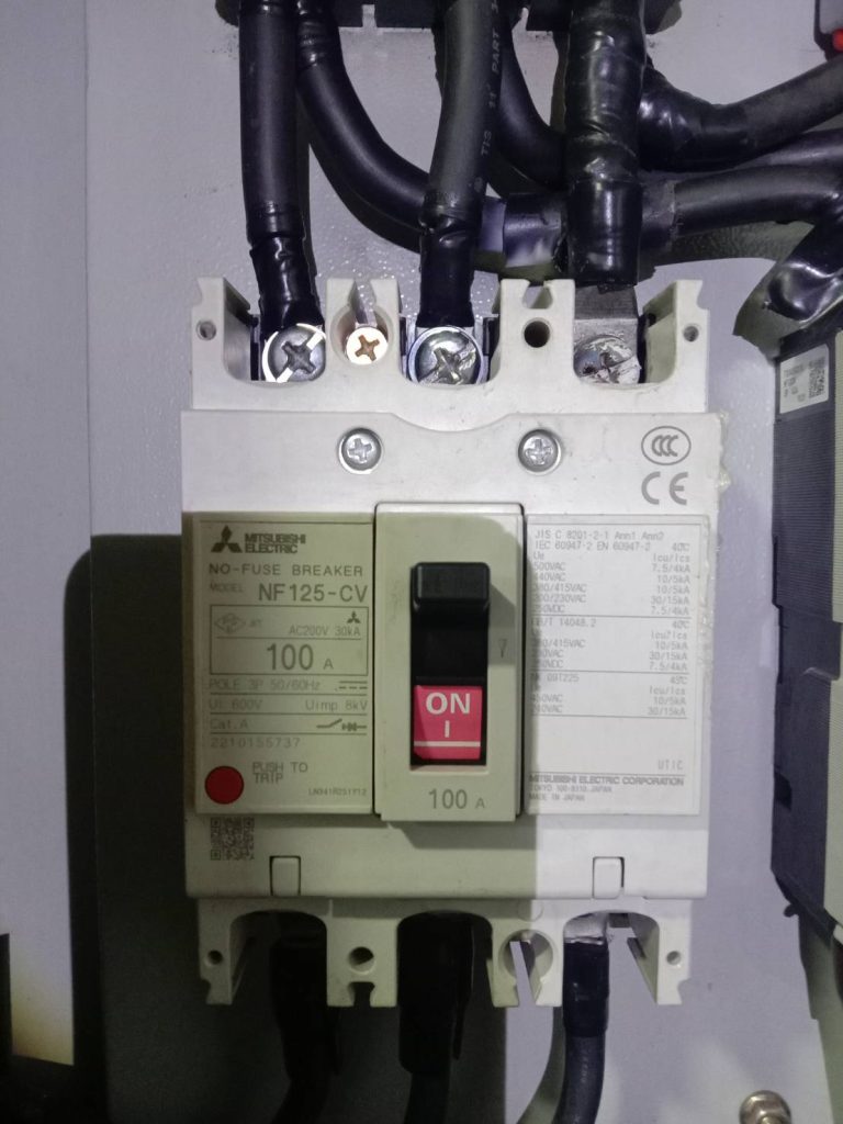 เมนเบรกเกอร์