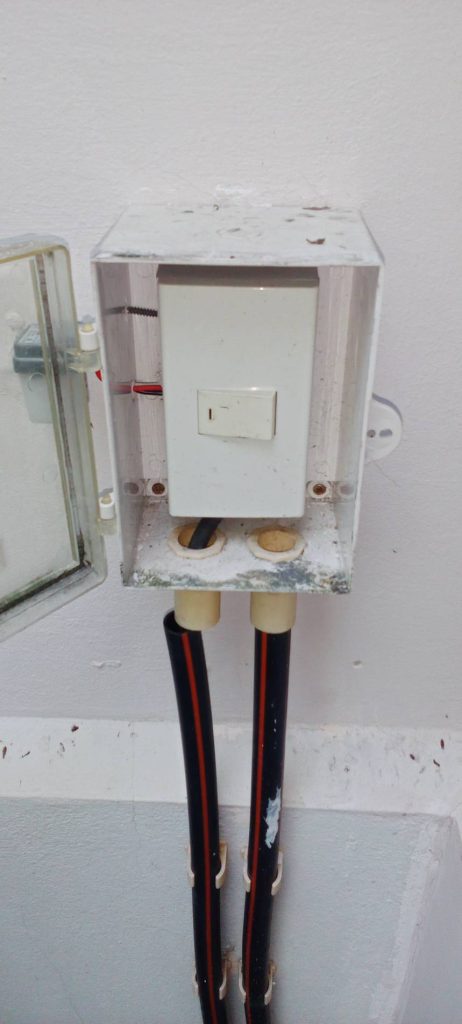 สวิตช์ไฟในกล่องกันน้ำ