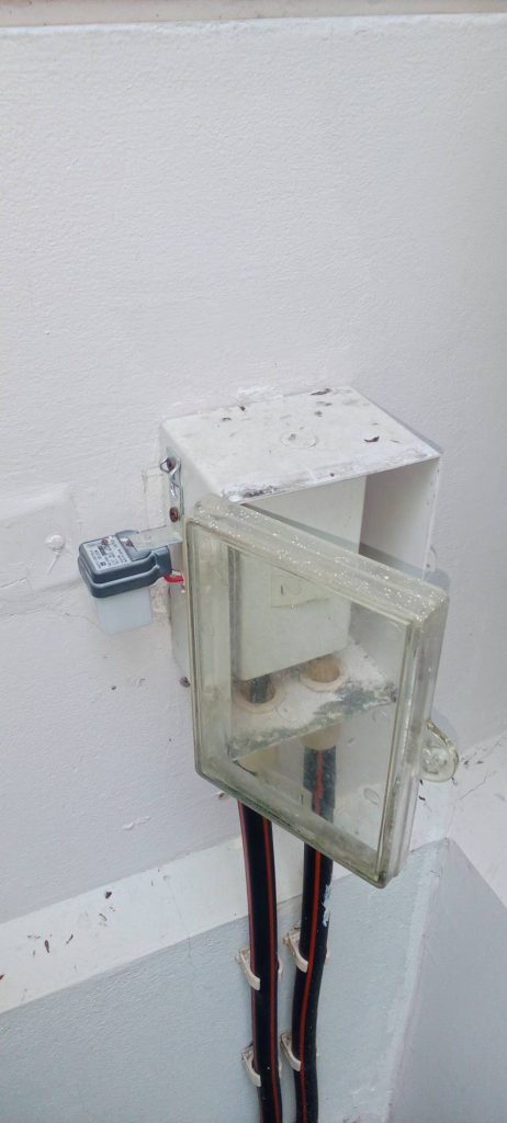 สวิตช์ไฟในกล่องกันน้ำ