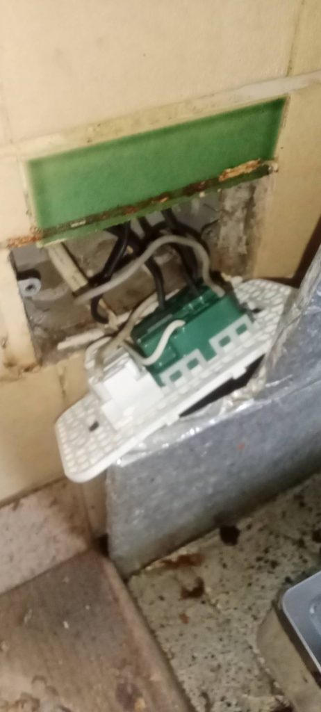 รื้อปลั๊กไฟเช็กสาย