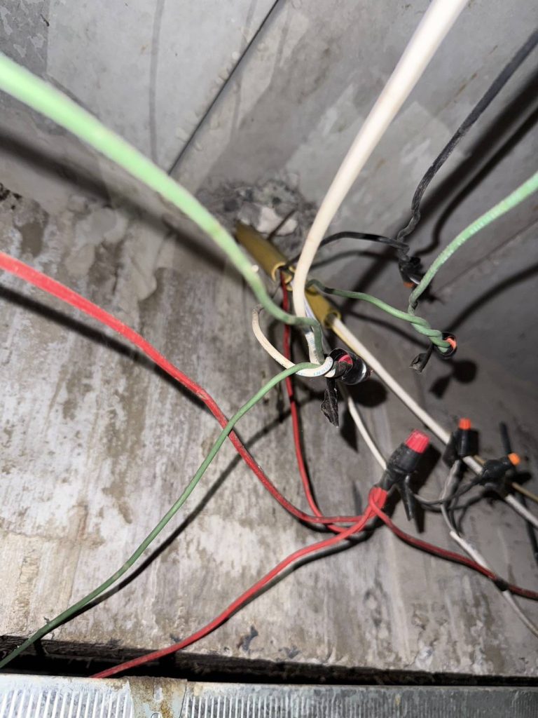 จุดต่อสายไฟบนฝ้า