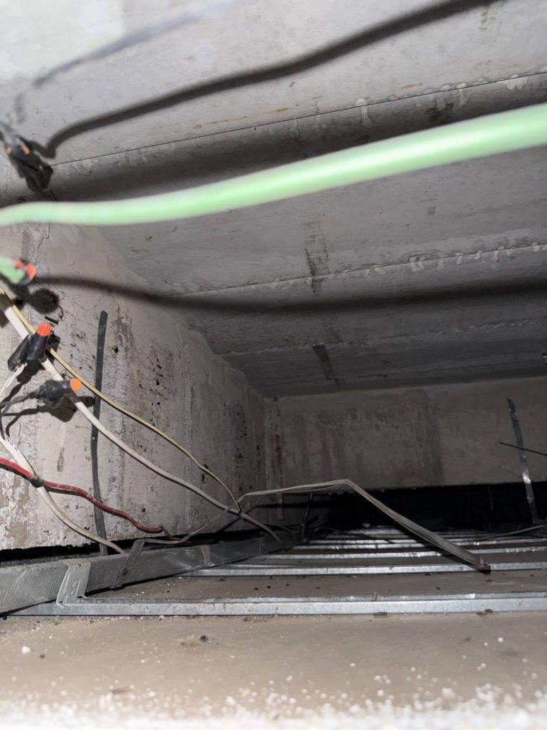 จุดต่อสายไฟบนฝ้า