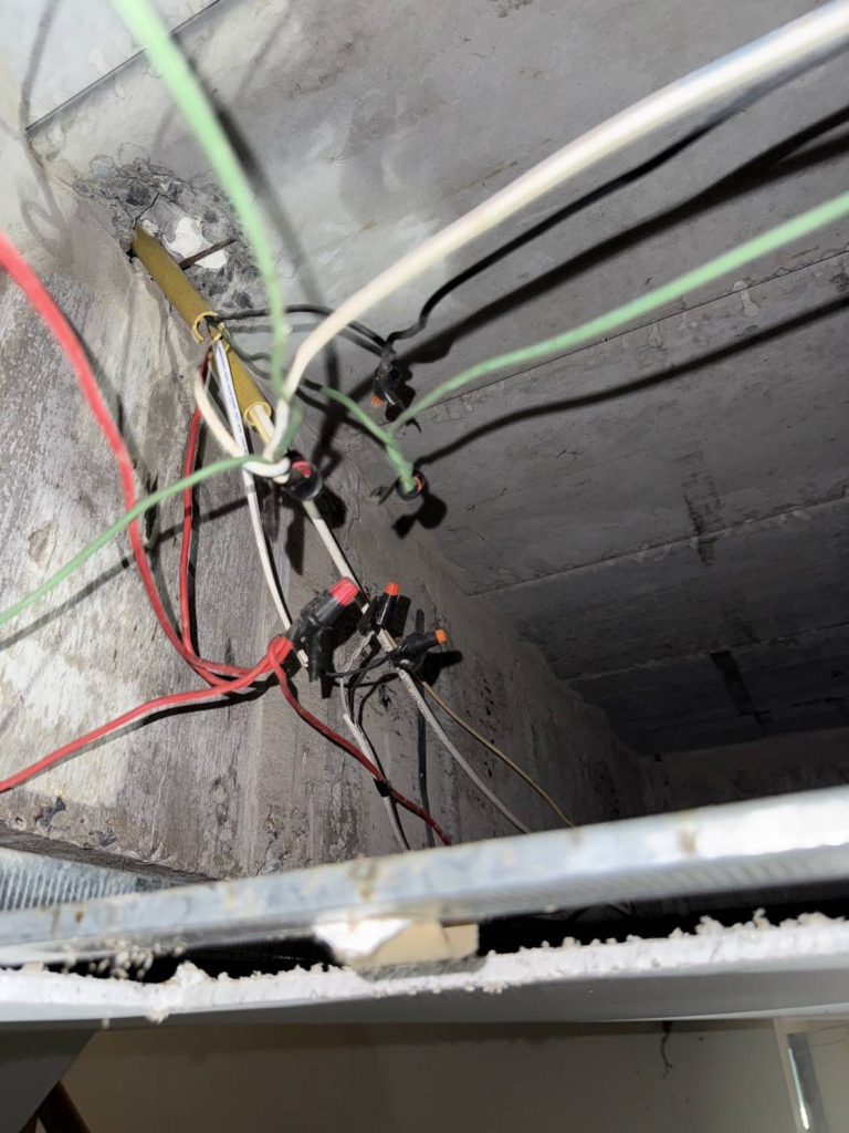 จุดต่อสายไฟบนฝ้า