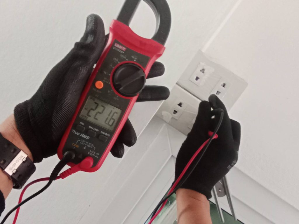 ตรวจเช็กปลั๊กไฟ