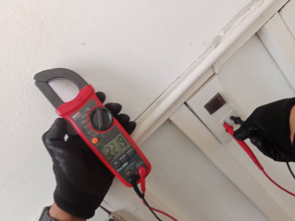 ตรวจเช็กปลั๊กไฟ