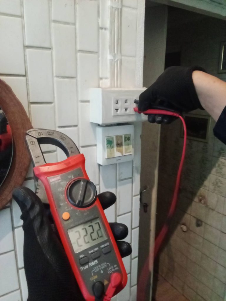 ตรวจเช็กปลั๊กไฟ