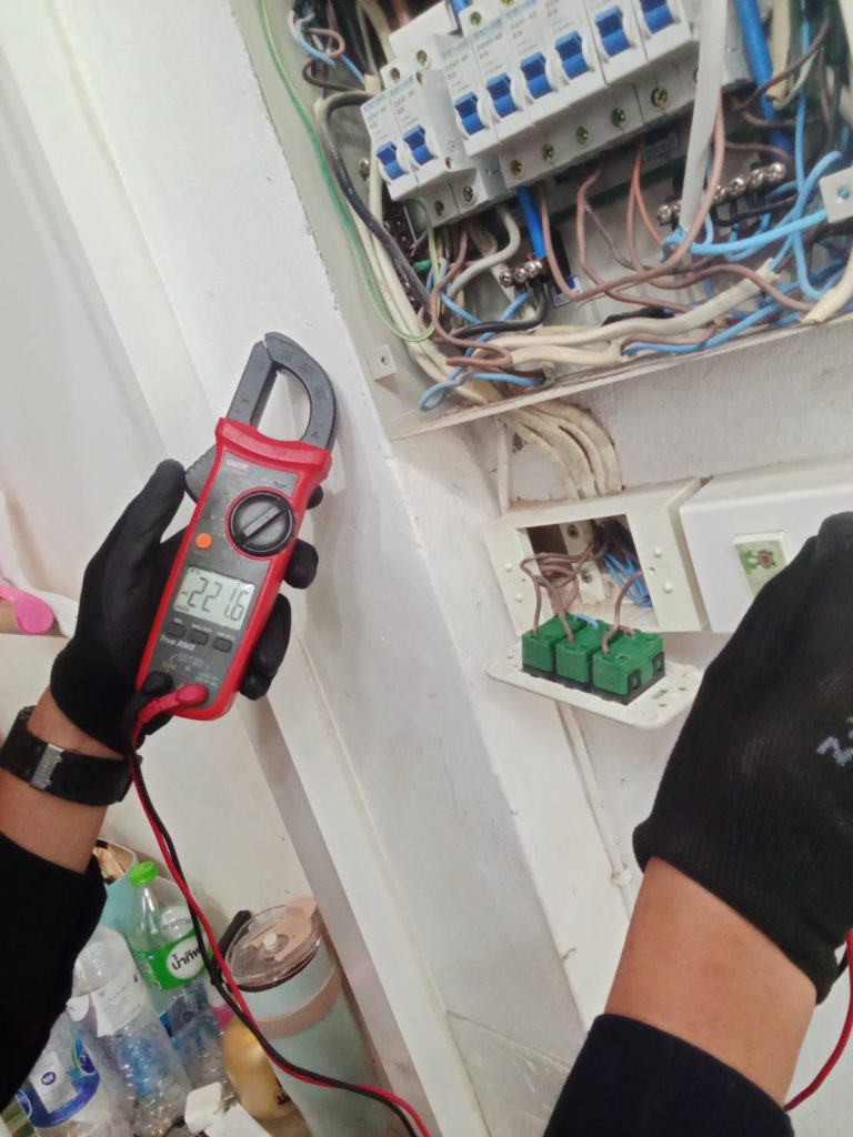 ตรวจเช็กปลั๊กไฟ