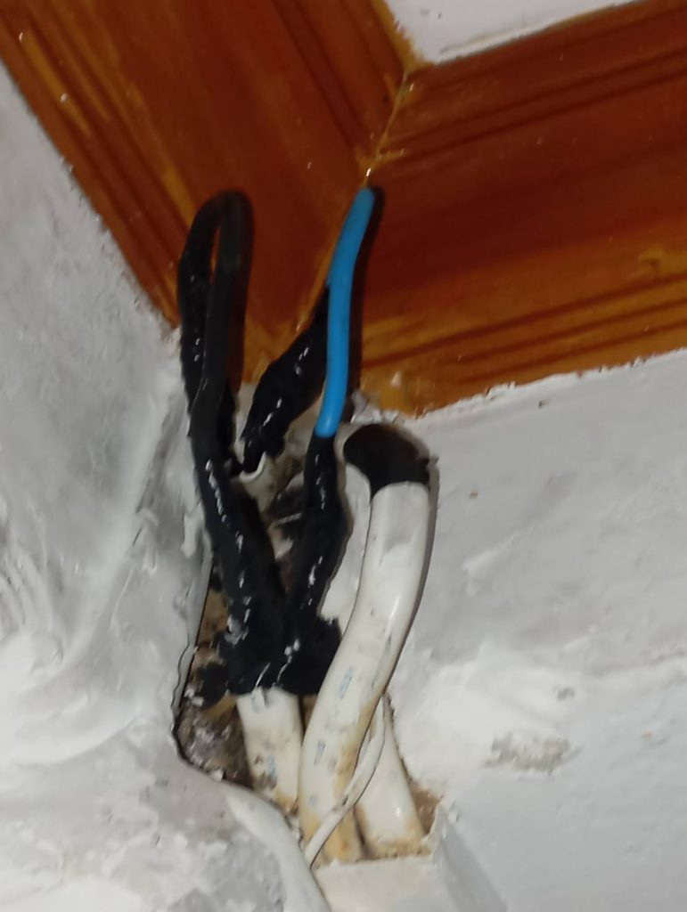 จุดต่อสายไฟที่ไม่ได้เก็บให้เรียบร้อย